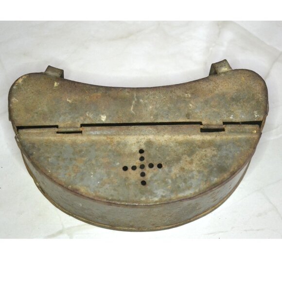 Vintage Tin Bait Box With Belt Loops Fishing Accessories Storage - Picture 4 of 5